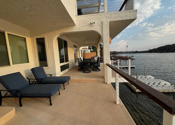 Fox River House, River Front Getaway Holiday home